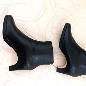 BNWT dr. Liza bootie in Black
